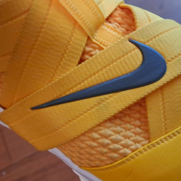 Athletic_Shoes